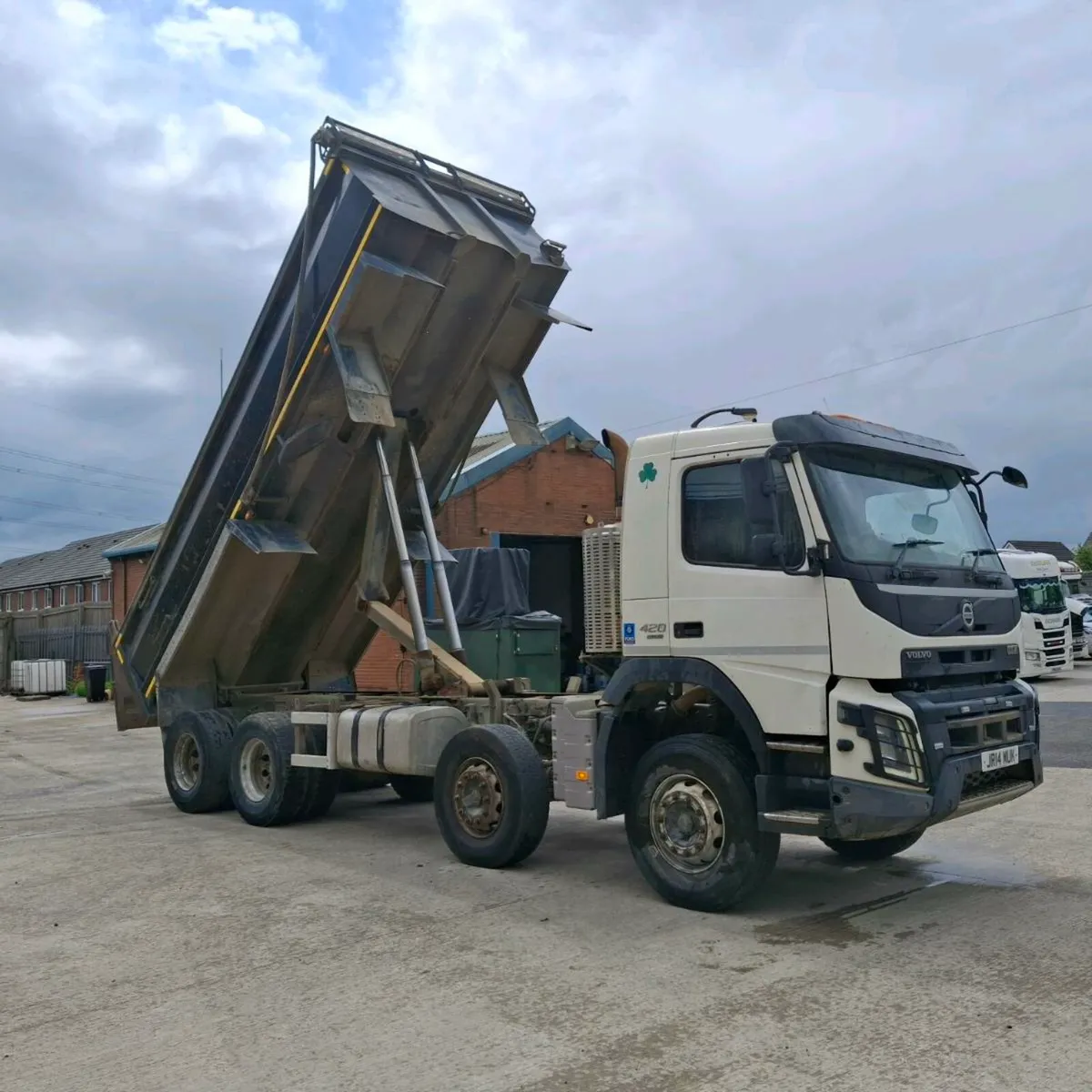 Volvo fmx 420 8x4 tipper - Image 4