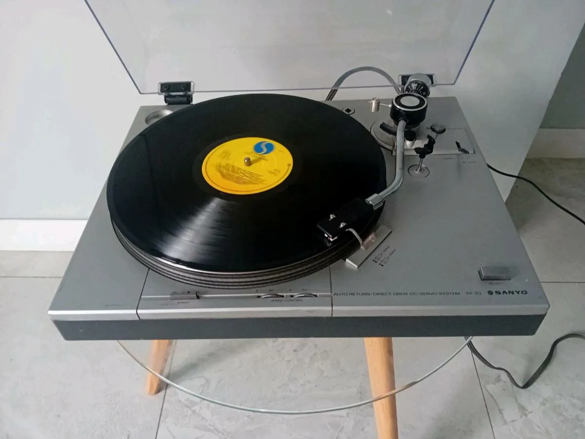 Sanyo TP 30 turntable - Image 1