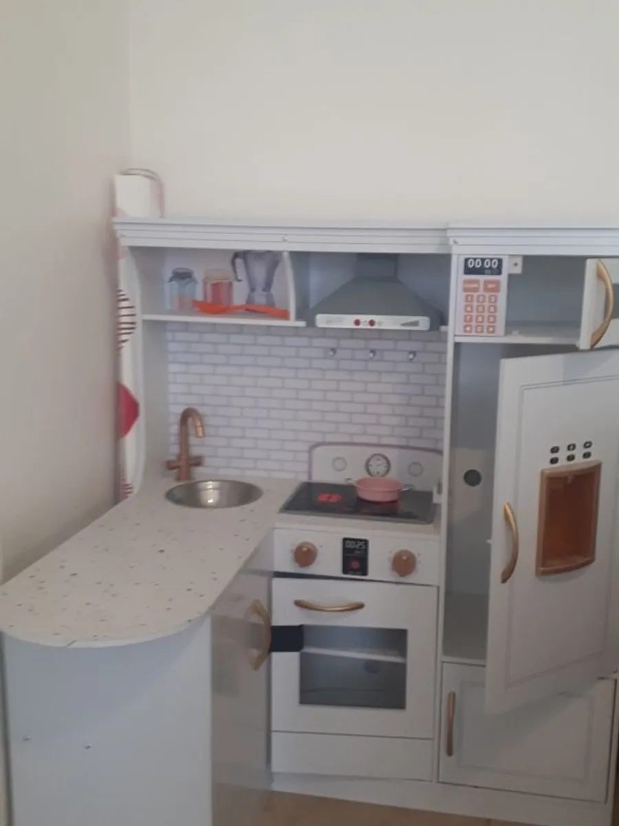 play kitchen - Image 1