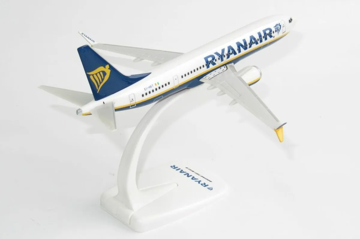 Boeing 737 MAX 8 Ryanair EI-HGT - Image 3