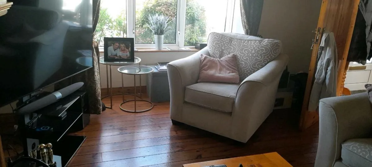 Sofa and 2 chairs - Image 1