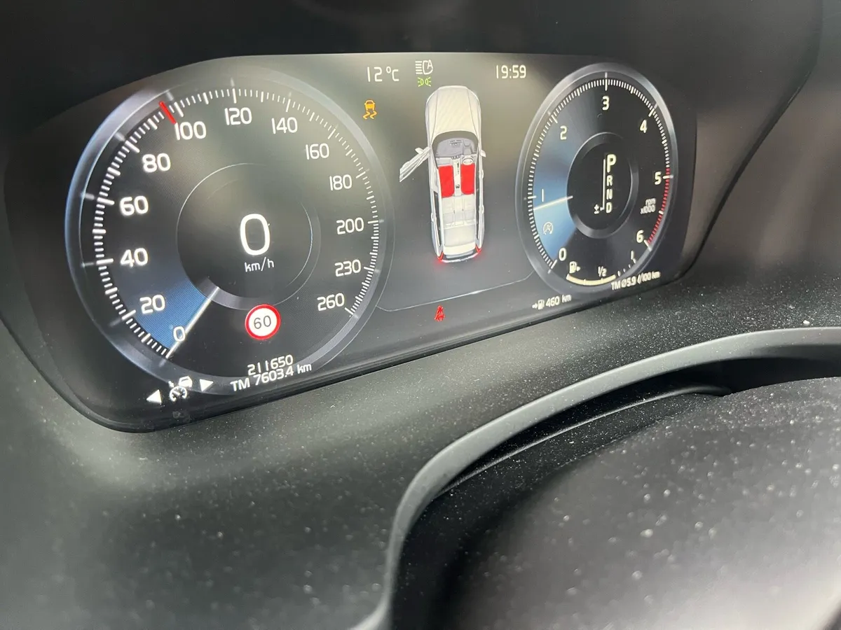 Volvo v40 2018 - Image 2