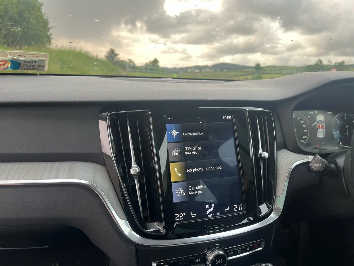 Volvo v40 2018 - Image 3