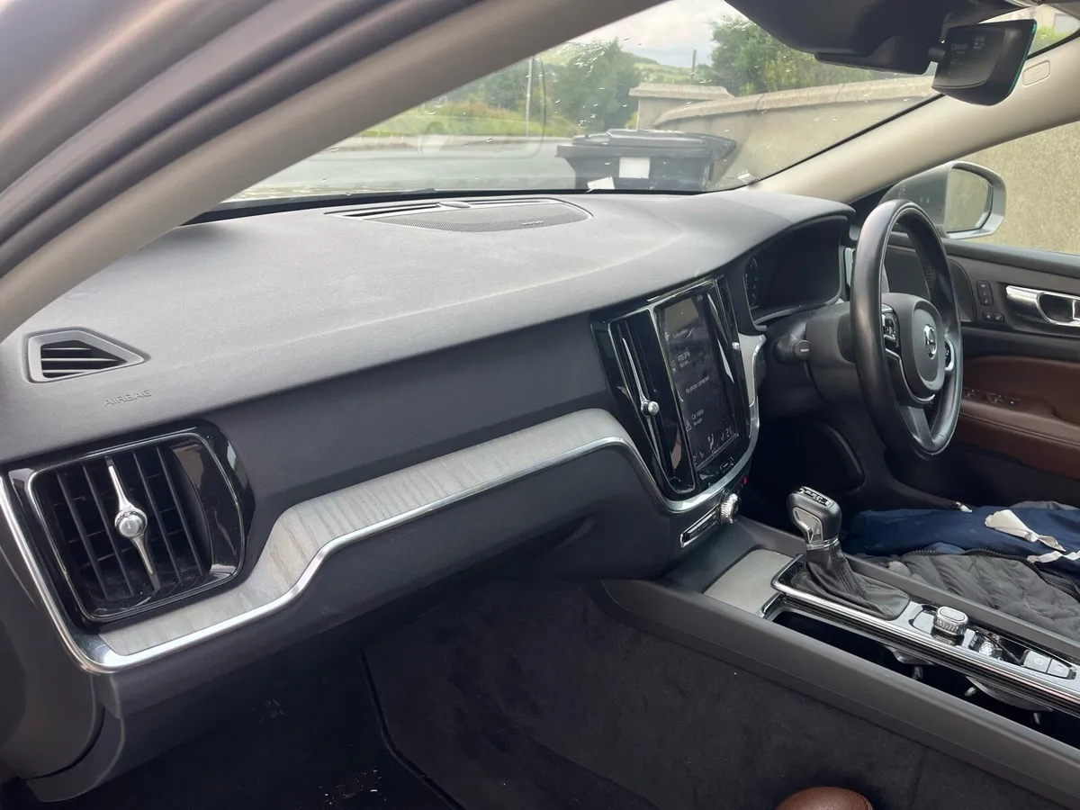 Volvo v40 2018 - Image 4