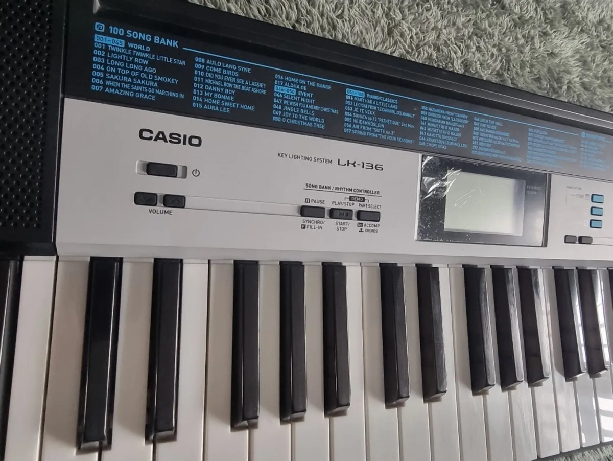 Casio piano keyboard LK-136