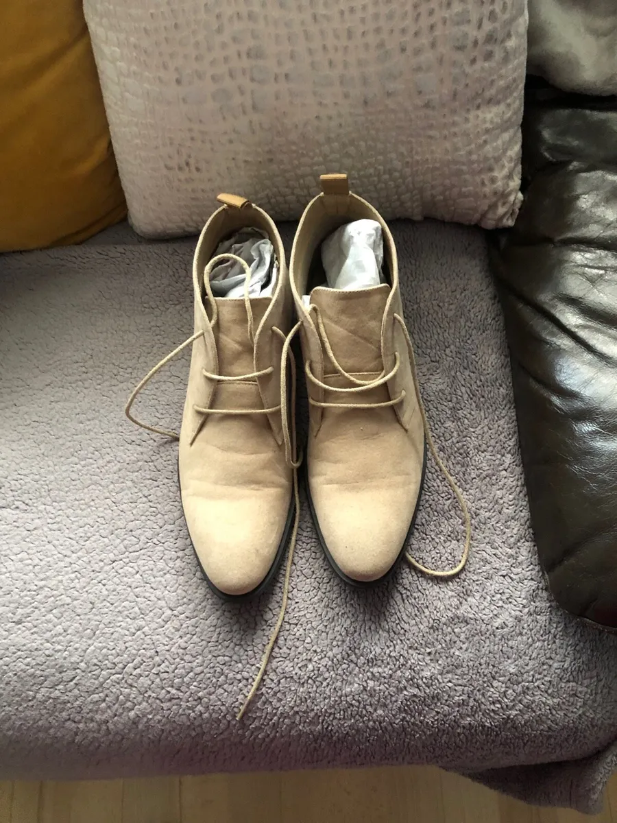 Mens worn once boots size 8 €25 - Image 1