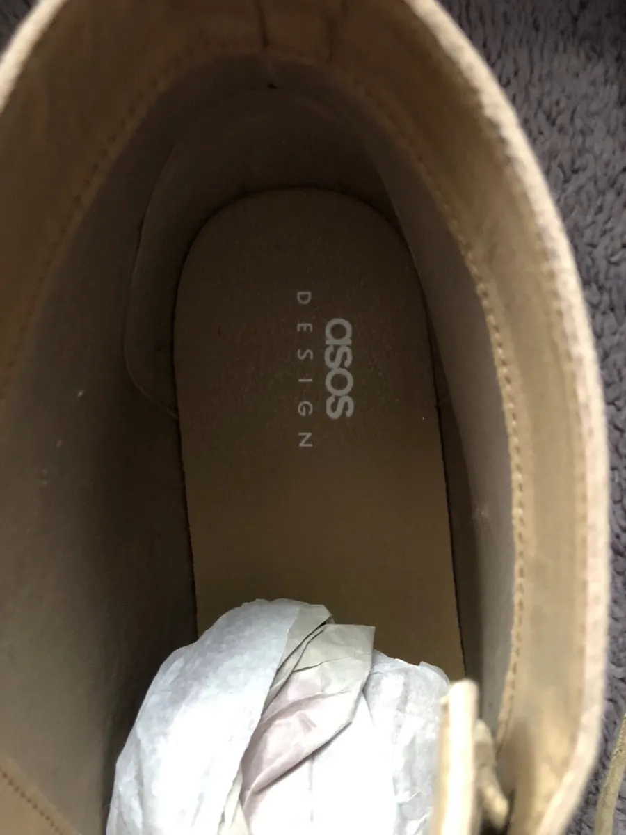 Mens worn once boots size 8 €25 - Image 2
