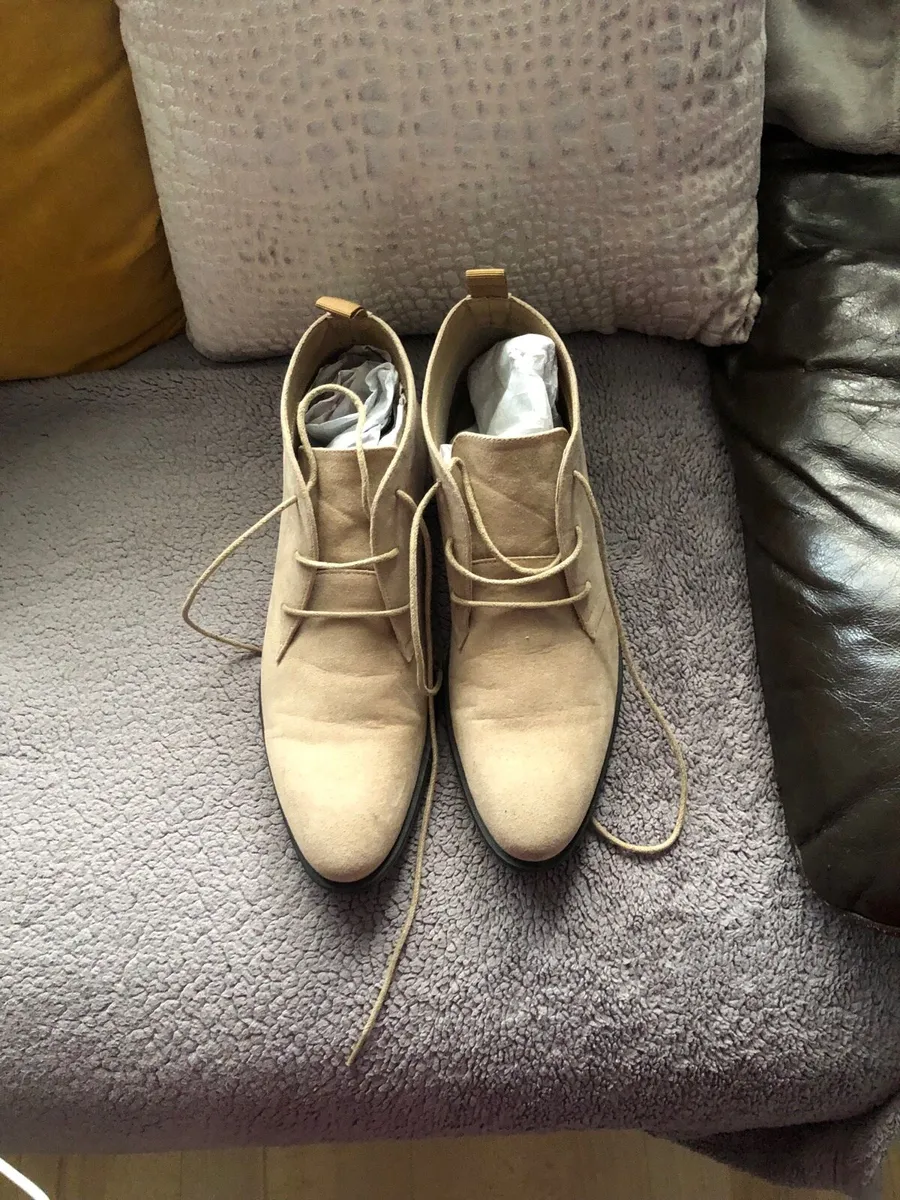 Mens worn once boots size 8 €25 - Image 4