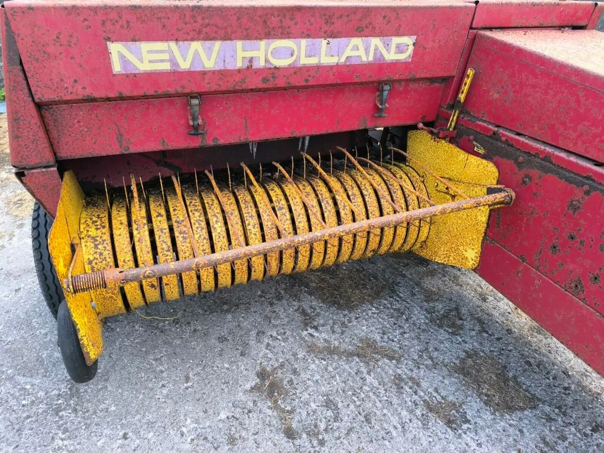 NEW HOLLAND 370. Square baler - Image 1