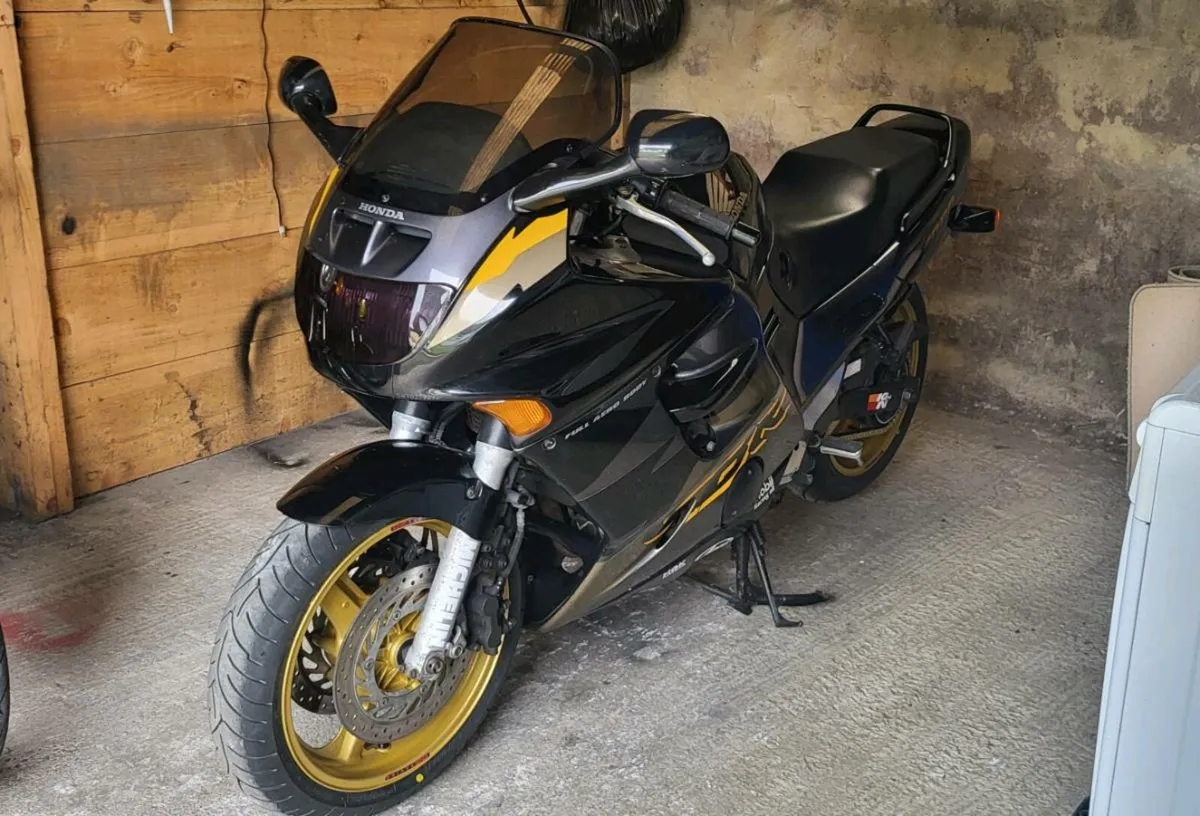 1999 honda CBR1000F - Image 3