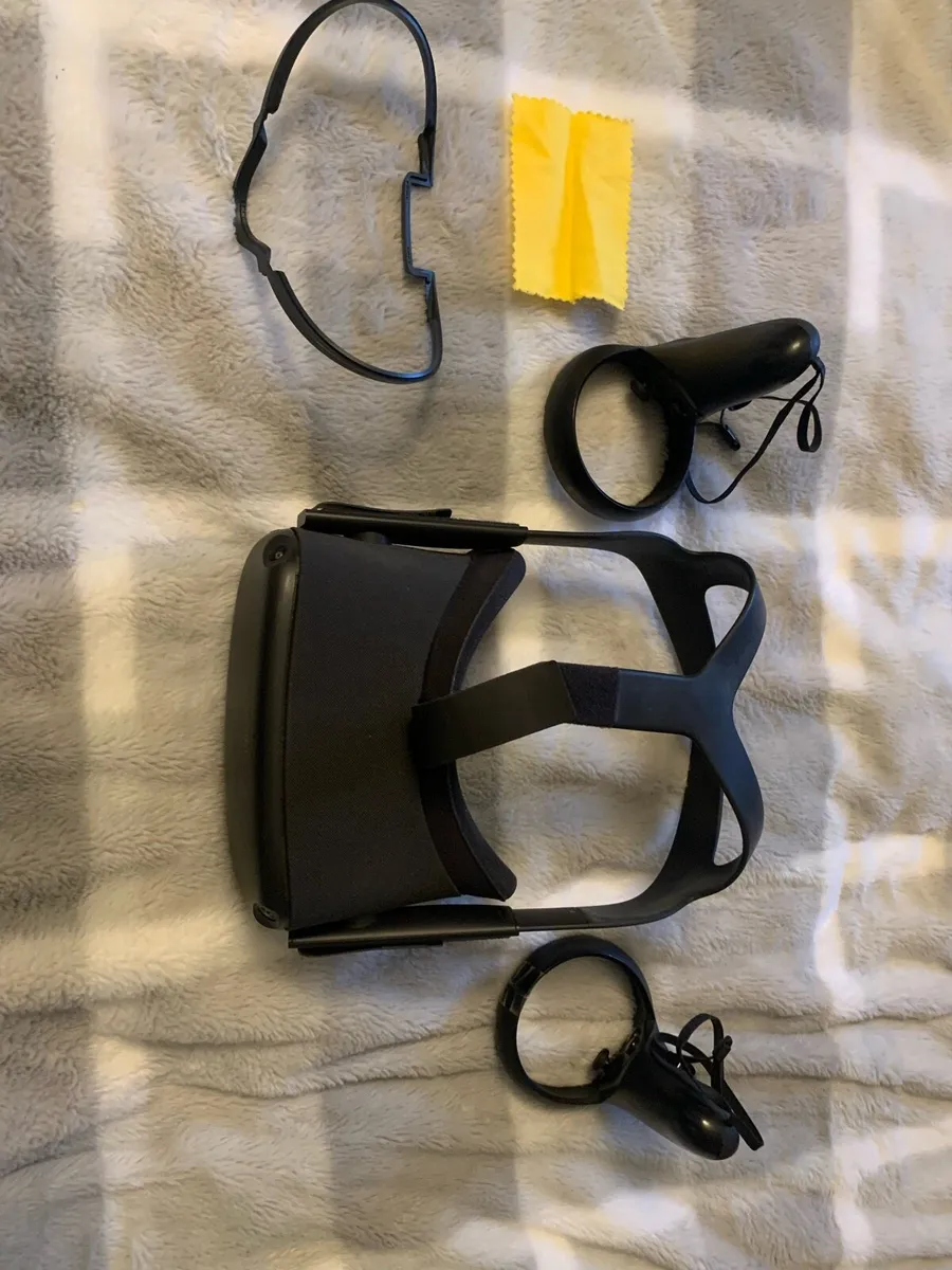 Oculus Quest (Damaged) - Image 1