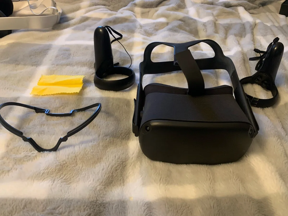 Oculus Quest (Damaged) - Image 2