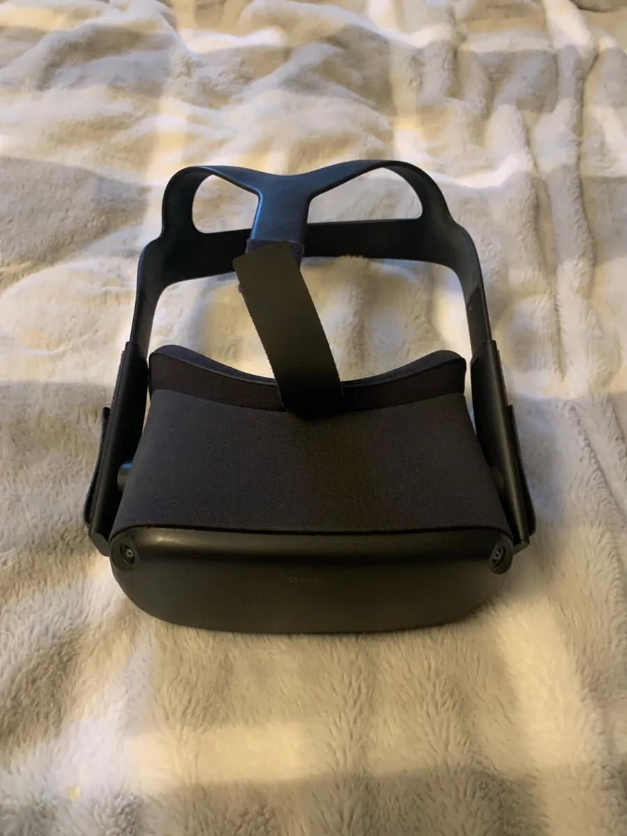 Oculus Quest (Damaged) - Image 3