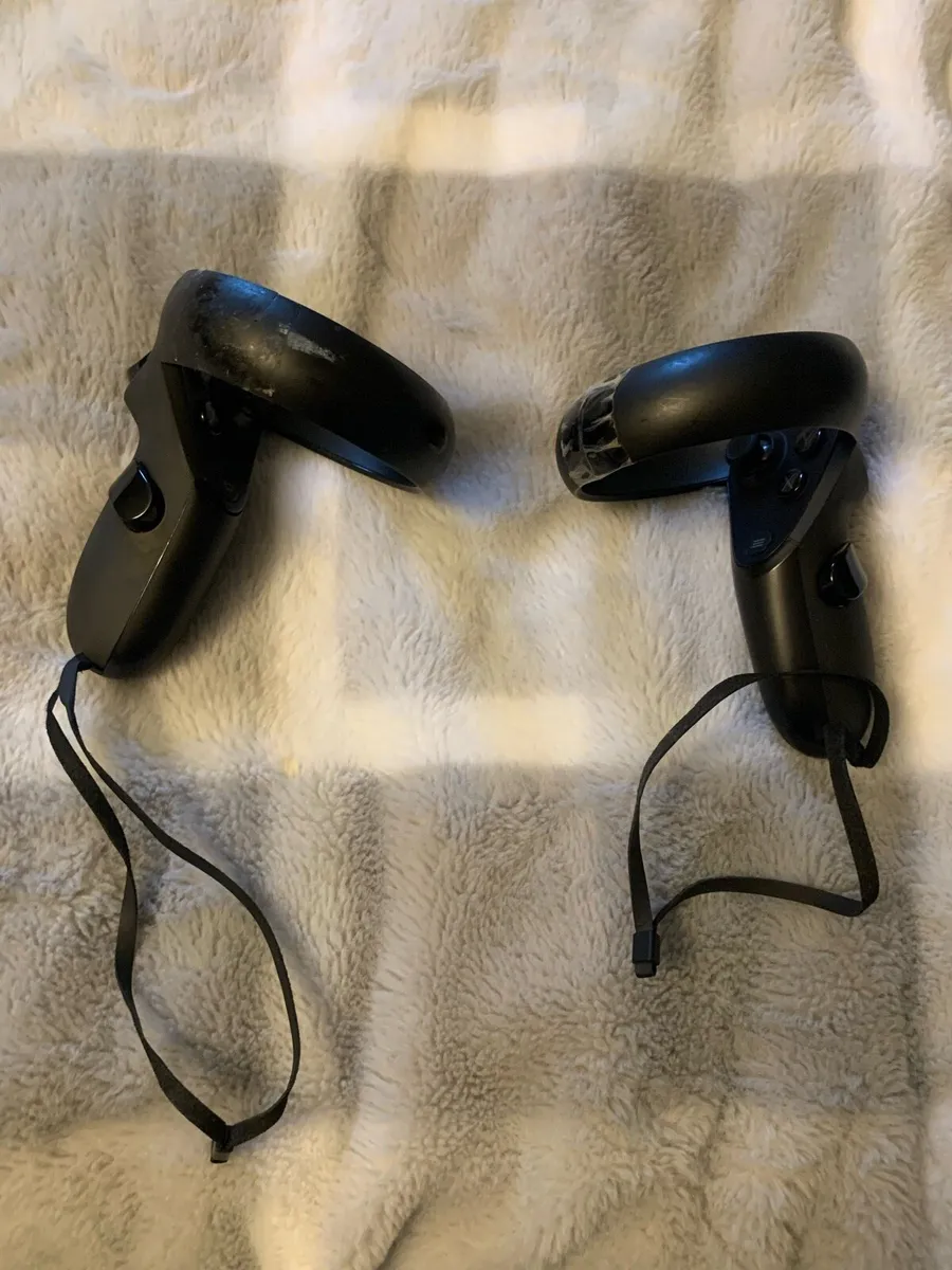 Oculus Quest (Damaged) - Image 4