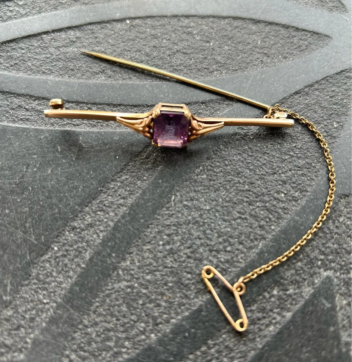 Vintage 9ct gold amethyst brooch - Image 1