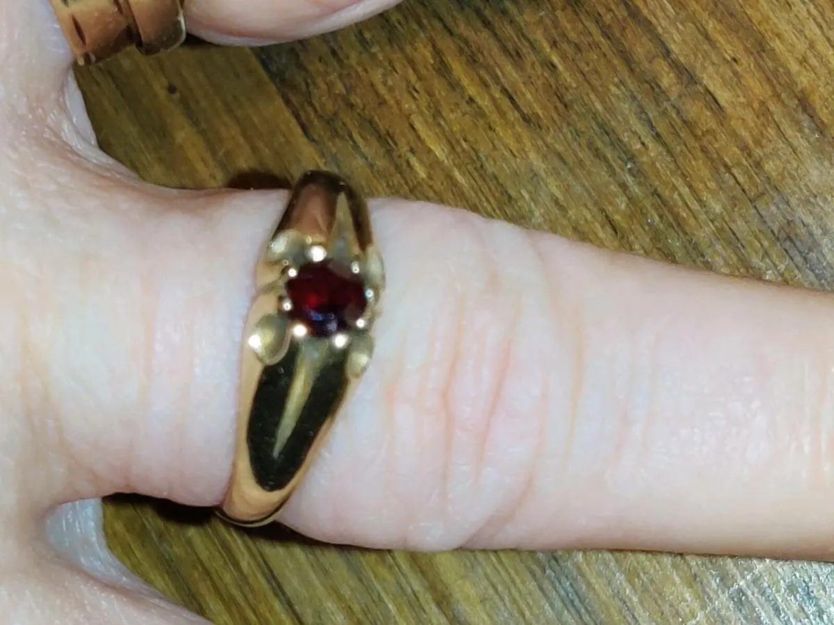 CHUNKY RED GARNET, 9CT Gold UNISEX Signet Ring ! - Image 3