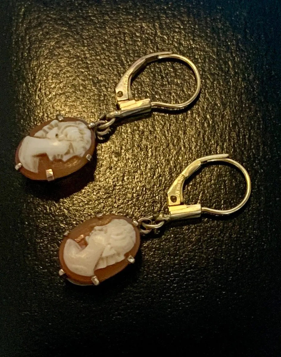 Vintage 9ct gold cameo earrings - Image 2