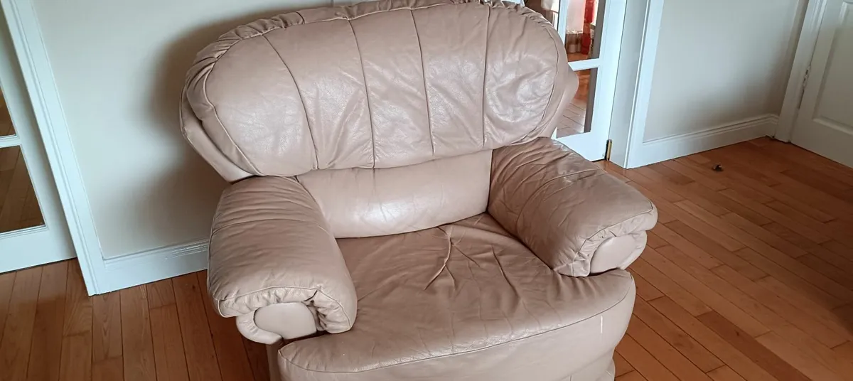leather sofa and chairs - Image 3