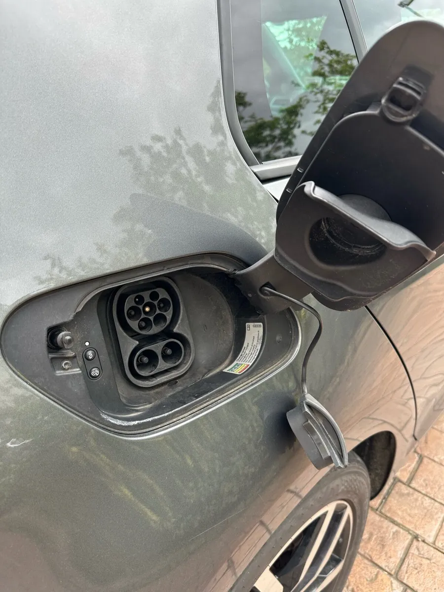 Volkswagen E-Golf 2019 Executive line*low mileage* - Image 4