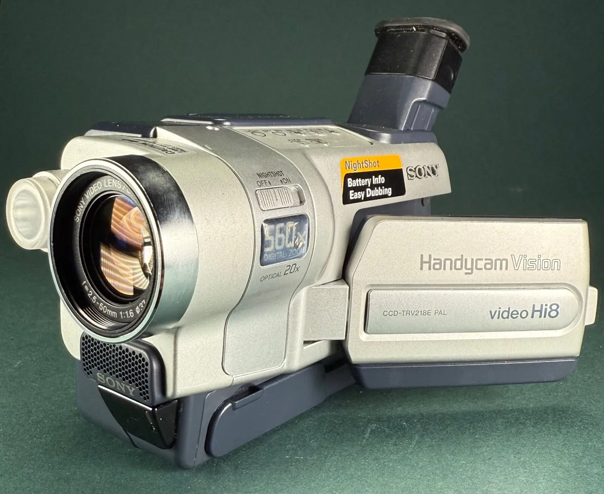 Sony CCD-TRV218E Camcorder - Image 2