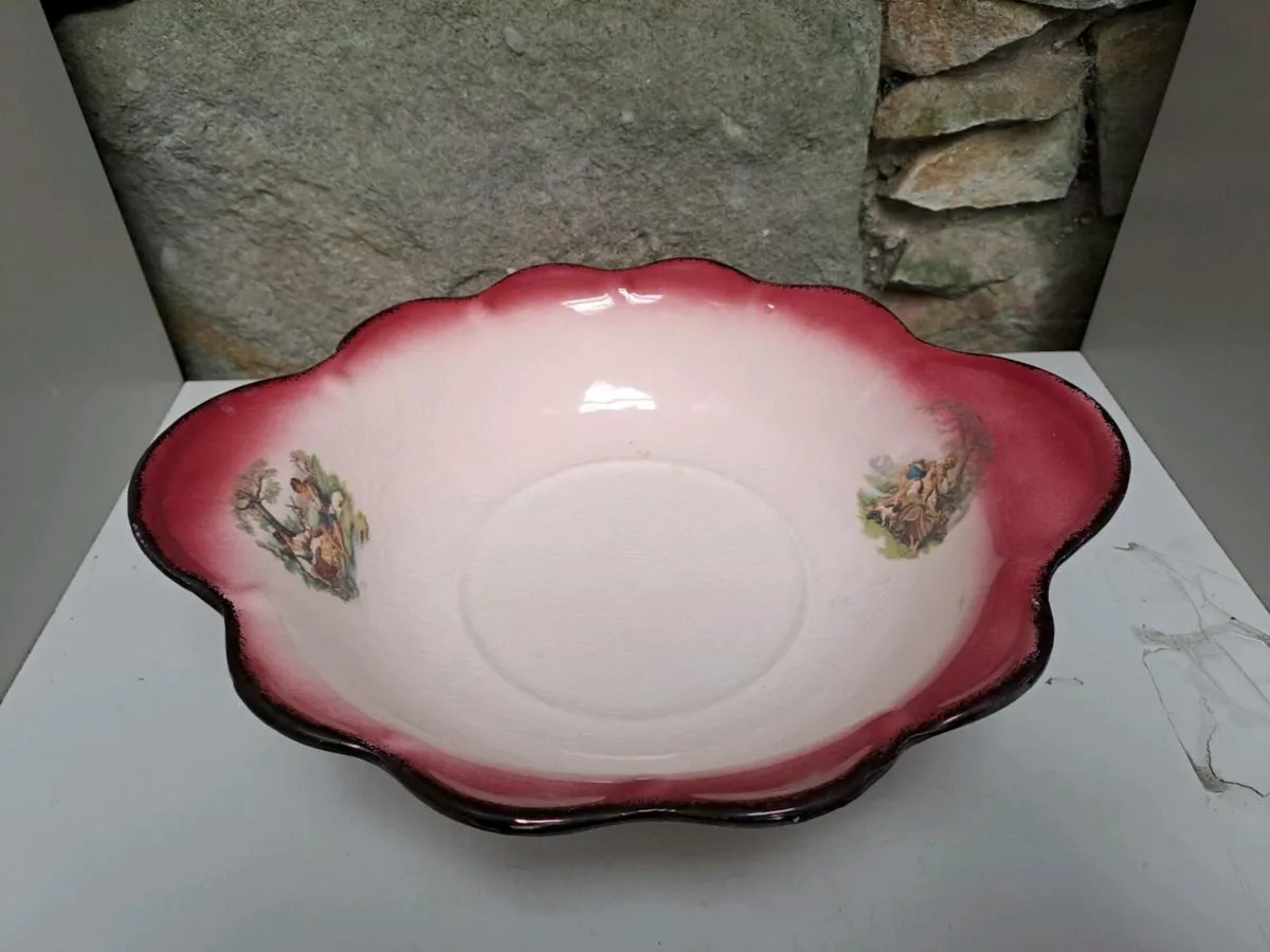 Large oval bowl with romantic scene - Image 1