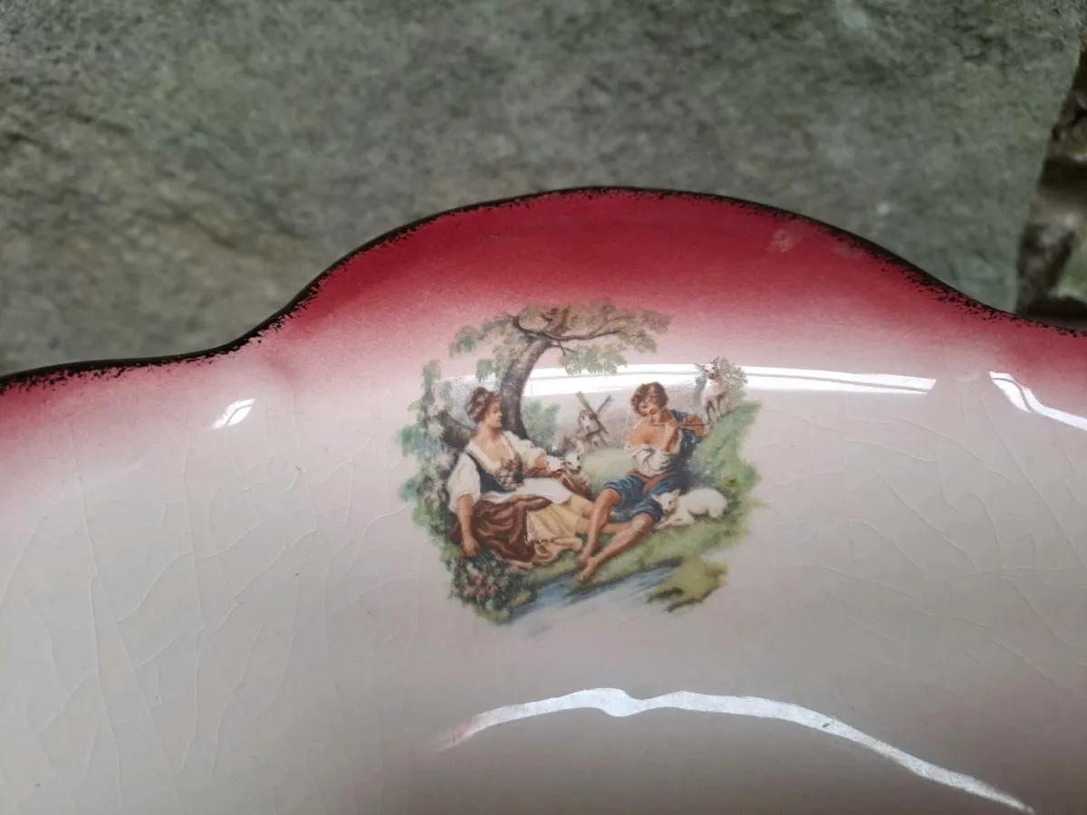 Large oval bowl with romantic scene - Image 3