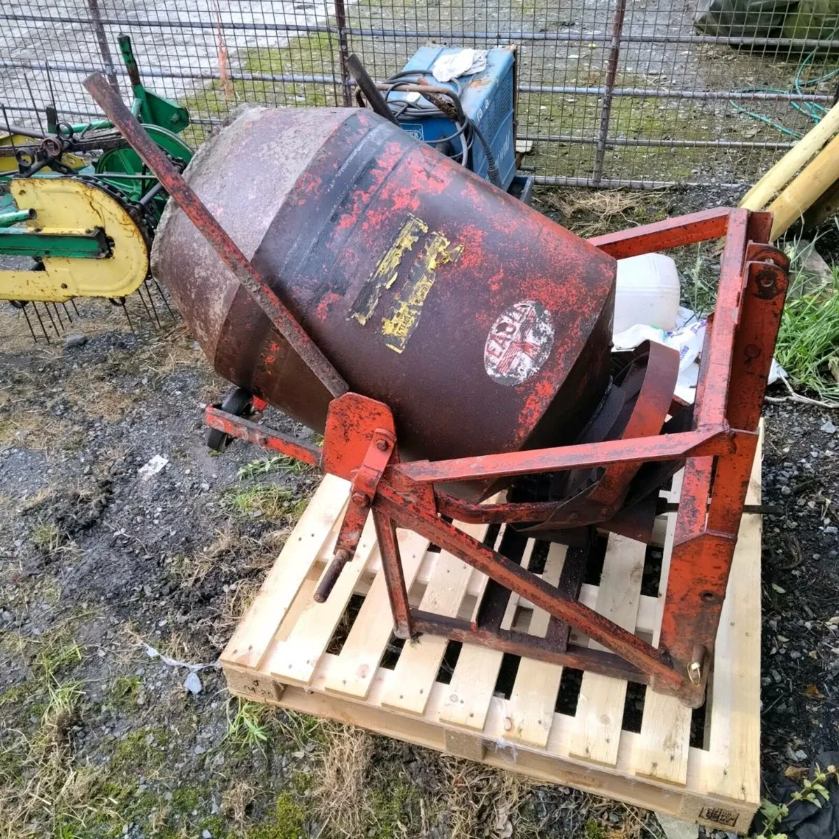 Cement mixer - Image 1