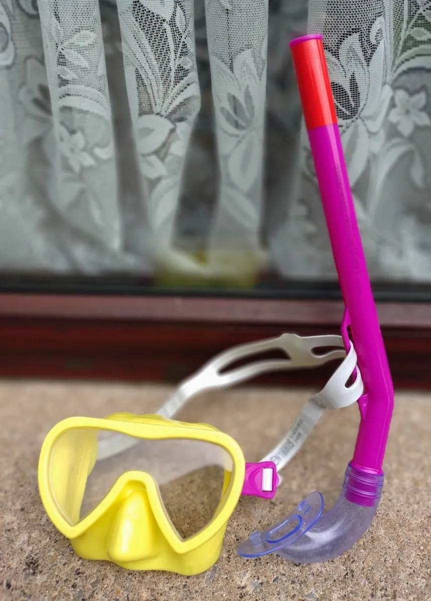 SNORKEL SWIMMING SET (GOOD CONDITION). - Image 1
