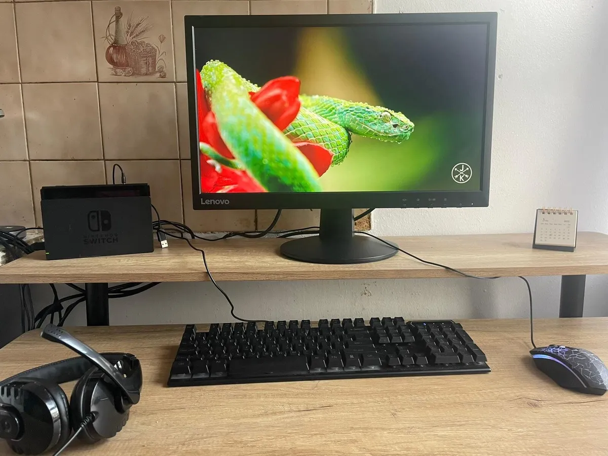 Lenovo D22 - 17 monitor, keyboard, mouse and headp - Image 1