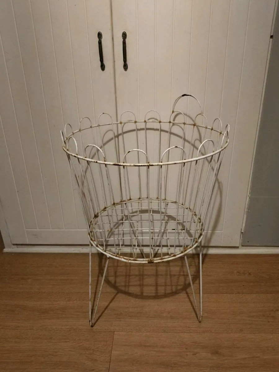 Circular Iron shop stand.some wear and tear
Width - Image 1