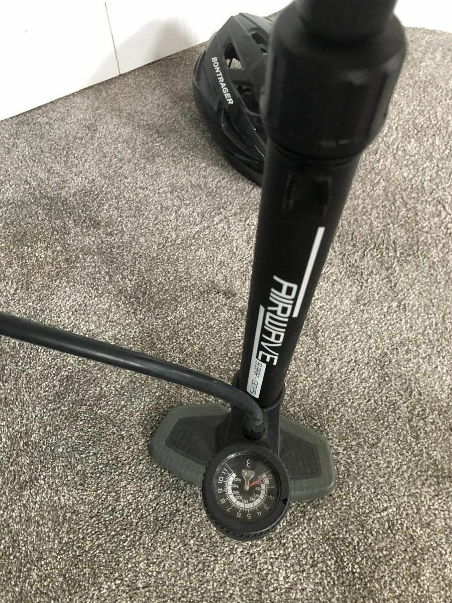 bike helmet & pump - Image 4