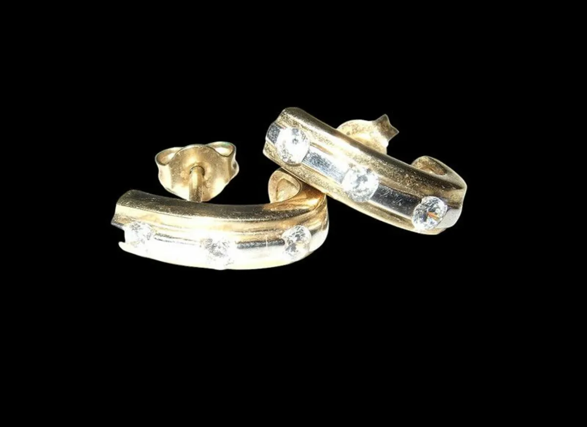 Vintage 2 Colour 9ct Gold/Sapphire Earrings - Image 1