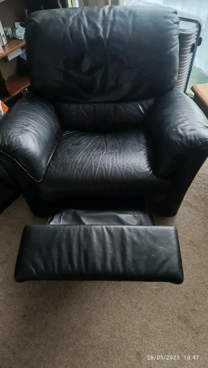 Black and brown leather recliner - Image 2