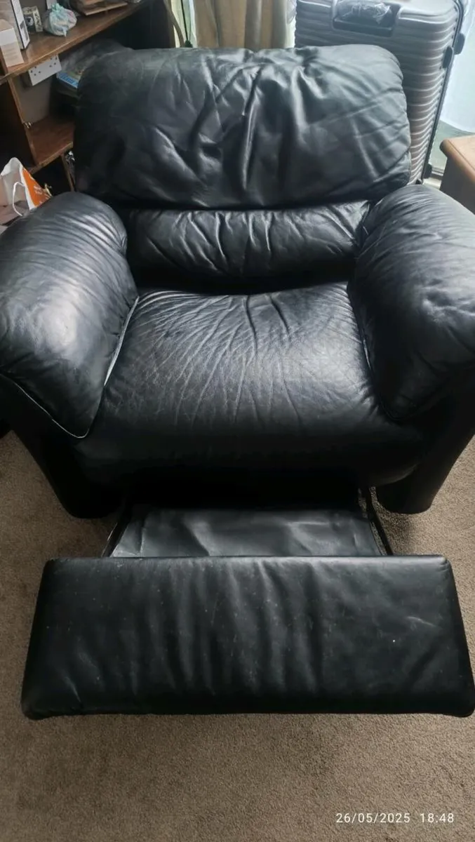 Black and brown leather recliner - Image 3
