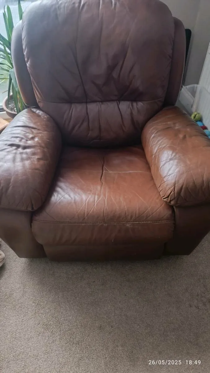 Black and brown leather recliner - Image 4