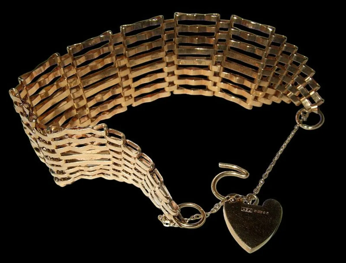 Vintage Hallmarked 9ct Gate/Padlock Bracelet - Image 3