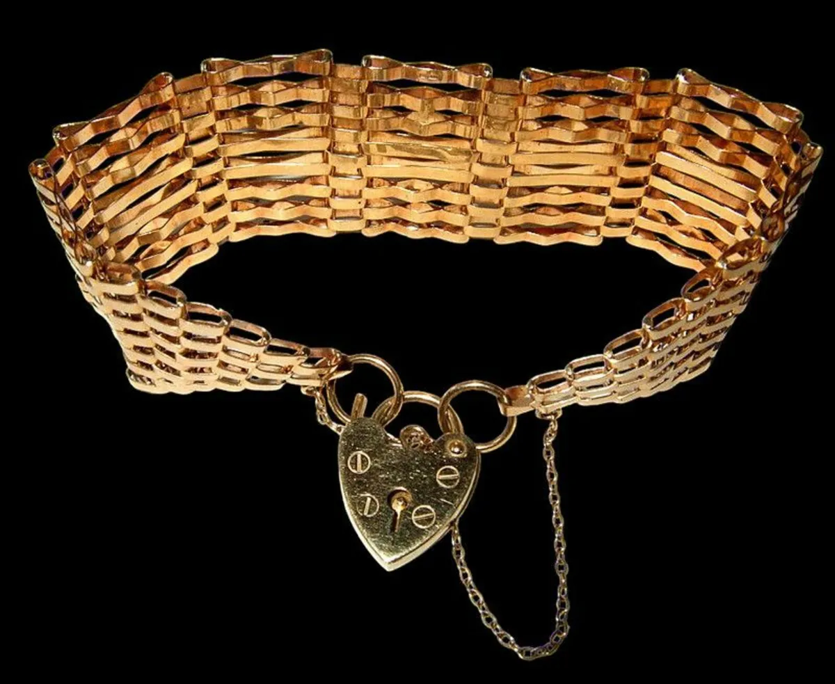 Vintage Hallmarked 9ct Gate/Padlock Bracelet - Image 1