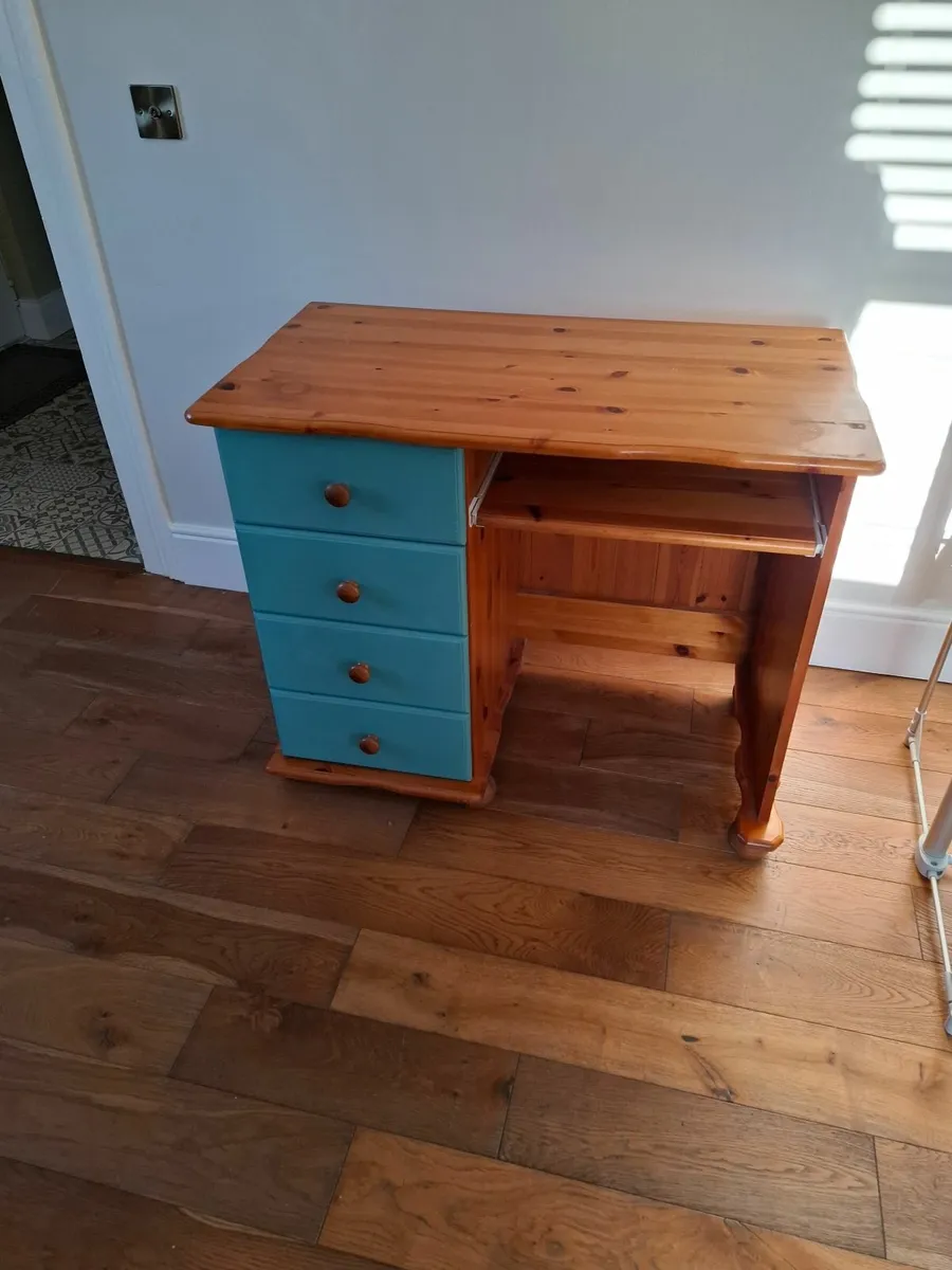 Computer desk - Image 1