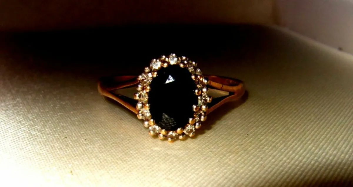 Vintage 9ct Gold Sapphire and Diamond Ring - Image 1