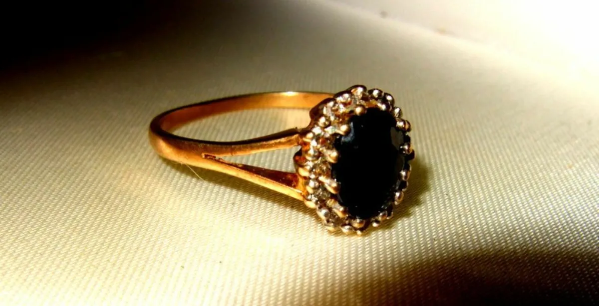 Vintage 9ct Gold Sapphire and Diamond Ring - Image 2