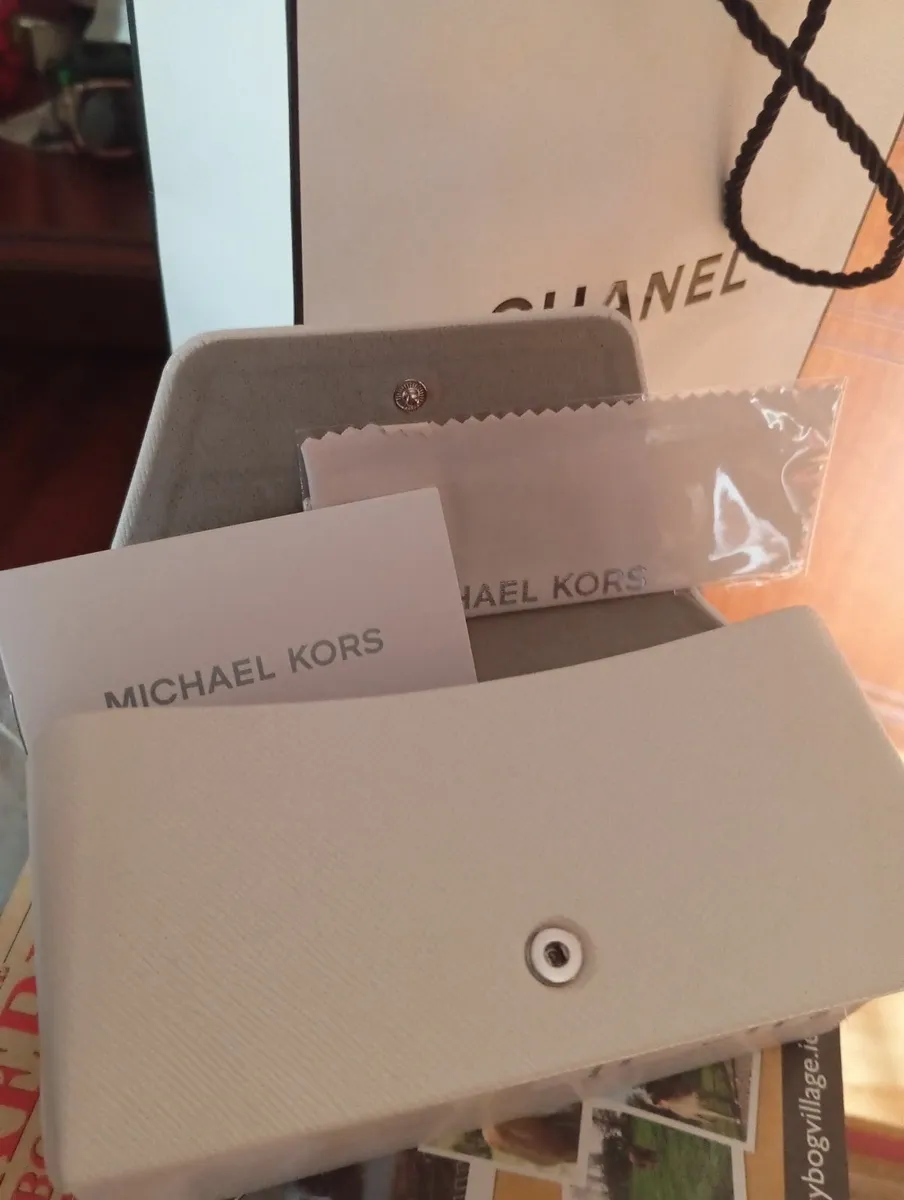 Michael kors sunglasses 😎 - Image 2