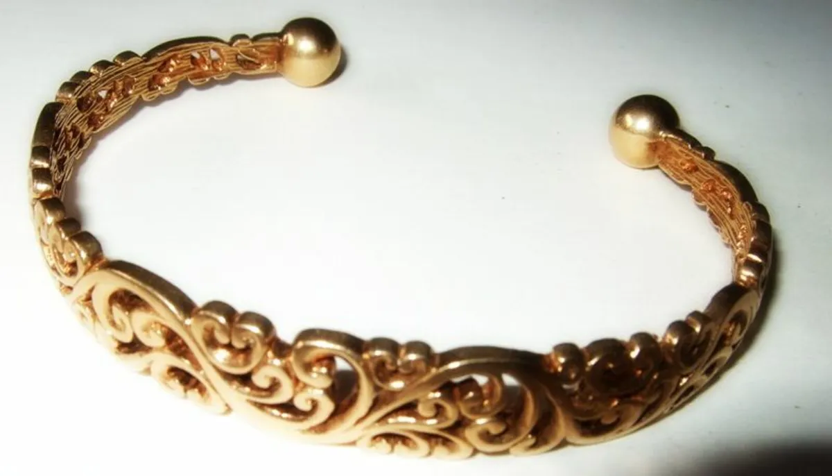 Vintage 9ct Yellow Gold Filigree Torque Bangle - Image 2