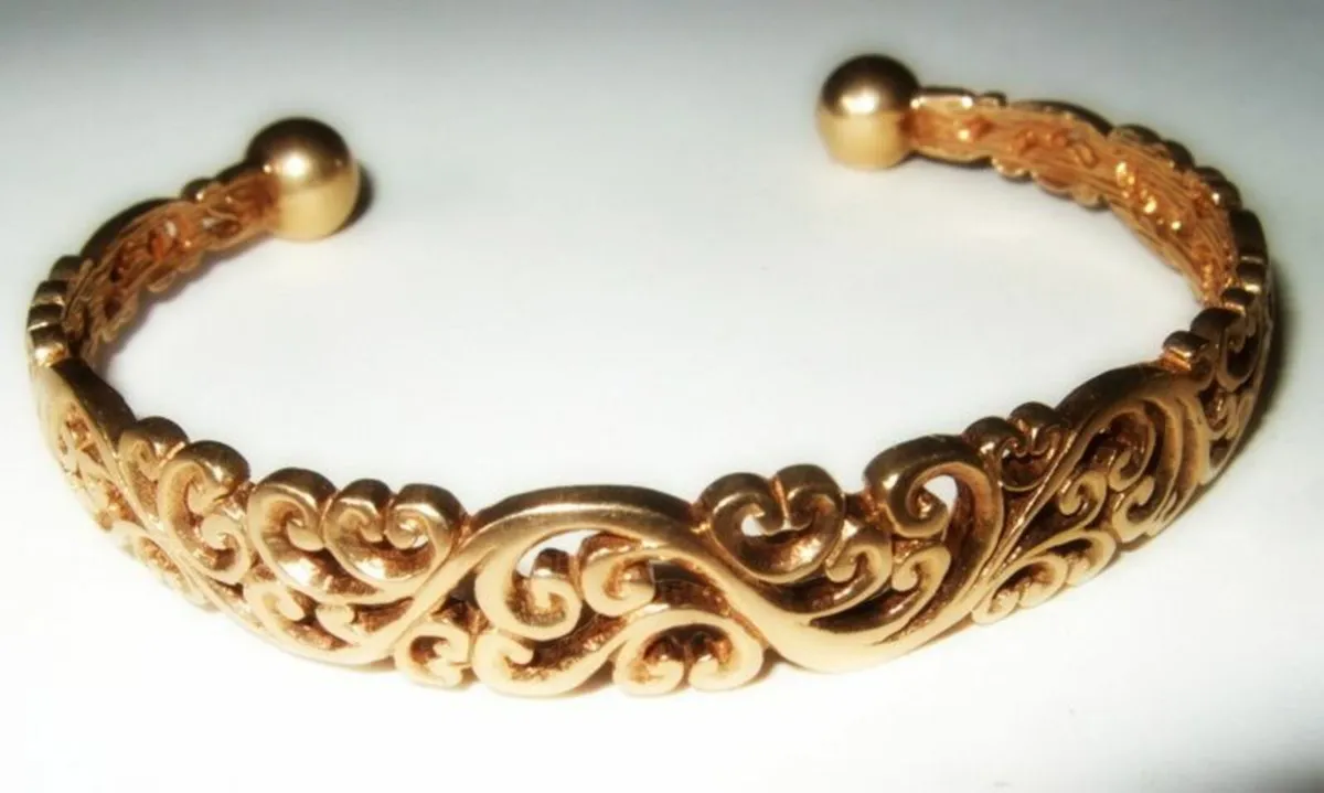 Vintage 9ct Yellow Gold Filigree Torque Bangle - Image 4