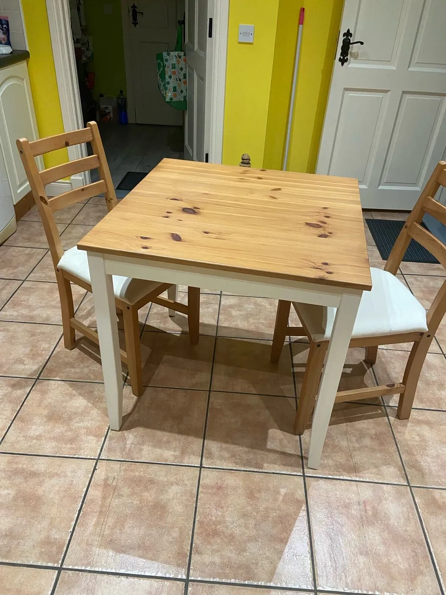 Small kitchen table and two chairs - Image 1