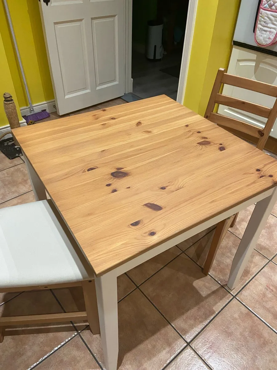 Small kitchen table and two chairs - Image 2