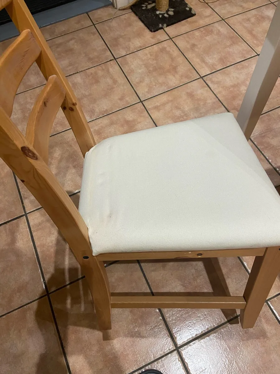 Small kitchen table and two chairs - Image 3