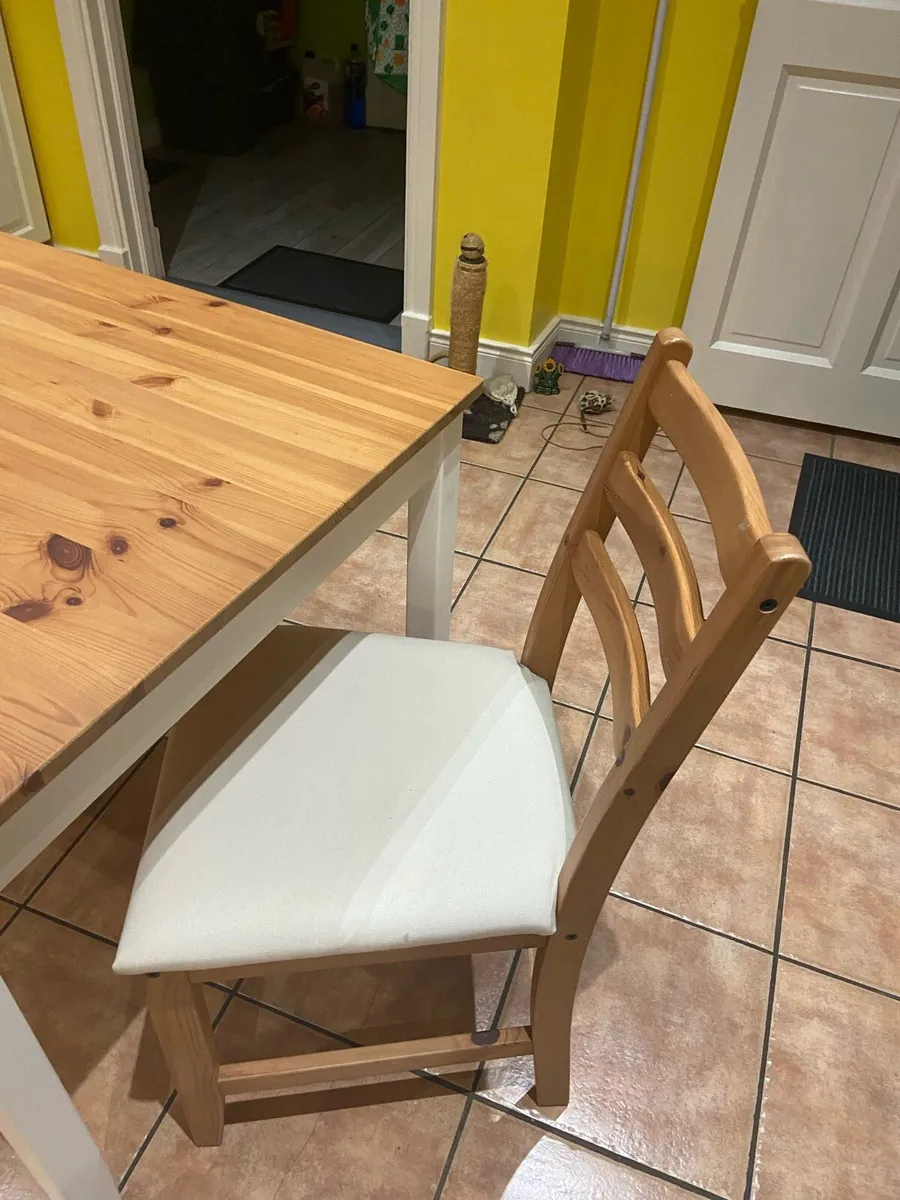 Small kitchen table and two chairs - Image 4