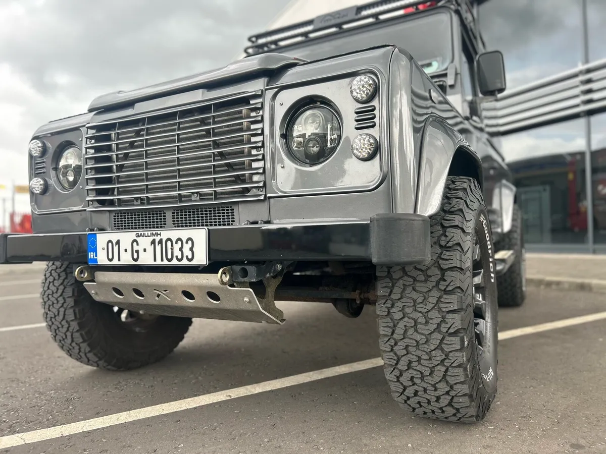 Land Rover Defender 90 - Image 1