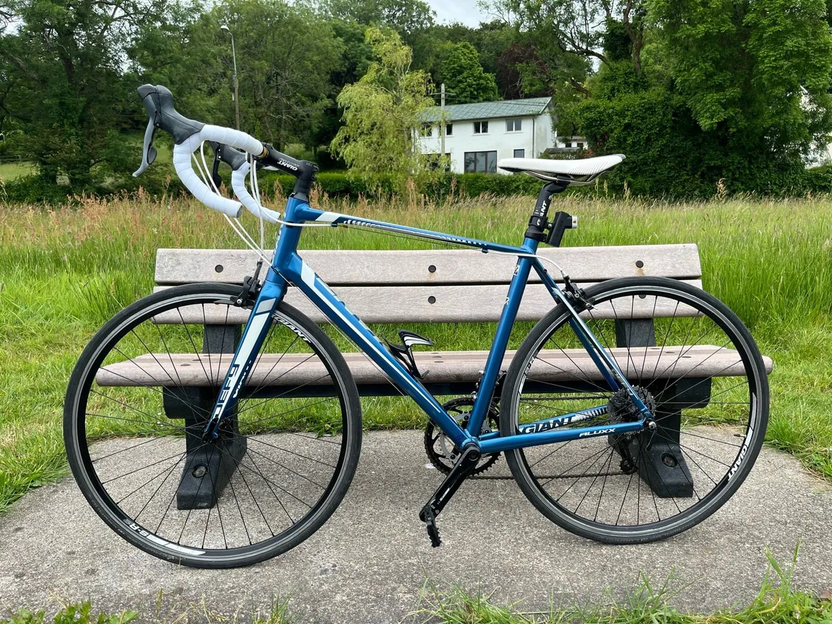 Giant Defy 4 Aluxx, Road bike. - Image 1