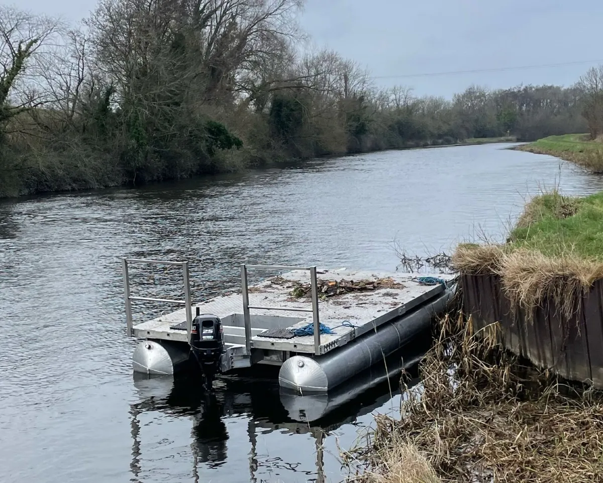 pontoon boat - Image 1